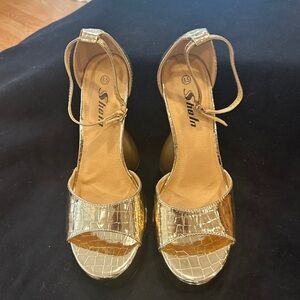 SHEIN Gold Croc-Embossed Heels
